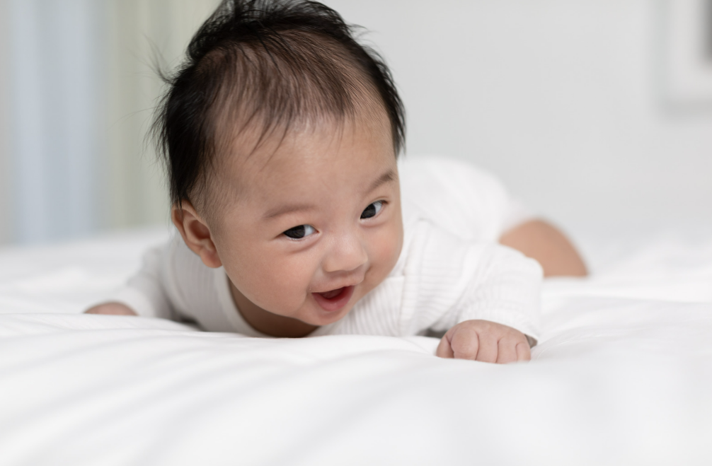 tummy time bayi, manfaat tummy time, cara tummy time, tips stimulasi bayi, perkembangan motorik bayi, Bunda, si Kecil